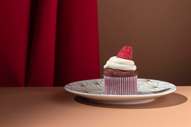 Free photo delicious raspberry cupcake on plate