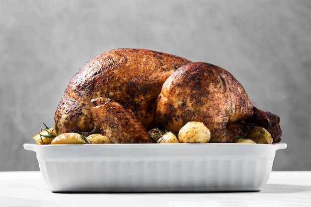 Free photo delicious roasted turkey on tray