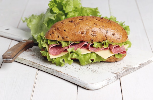 Free photo delicious sandwich with lettuce