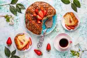 Free photo delicious strawberry chocolate cake with fresh strawberries, top view