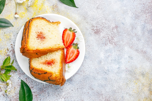 Free photo delicious strawberry chocolate cake with fresh strawberries