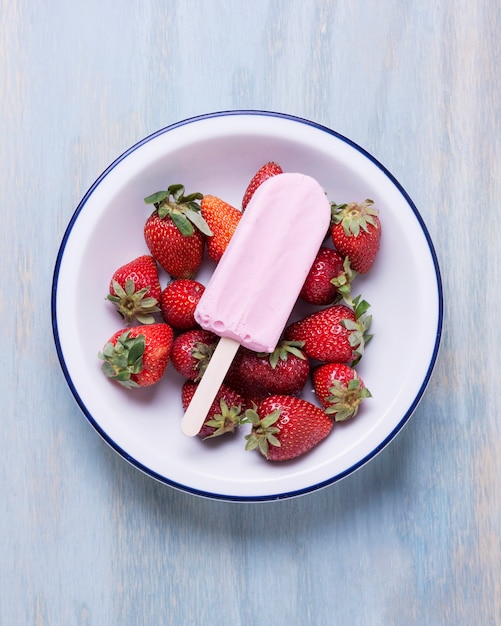 Free Photo delicious summer ice cream surrounded by strawberries in a bowl