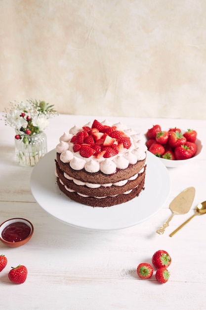 Free photo delicious and sweet cake with strawberries on a plate