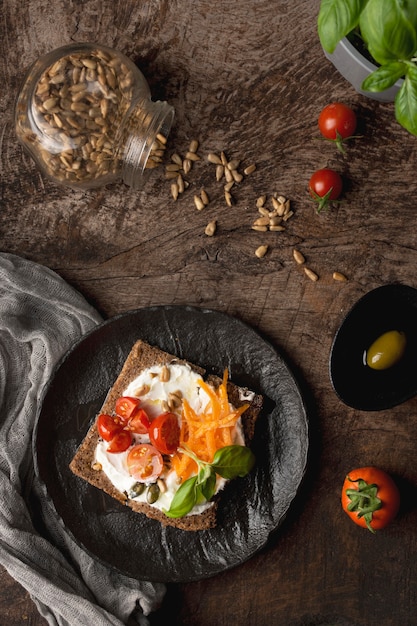 Free photo delicious toast slice with cherry tomatoes and bell pepper