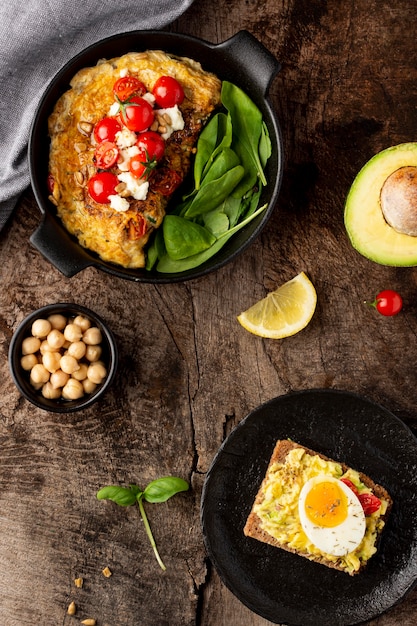 Free photo delicious toast with veggie cream and omelette