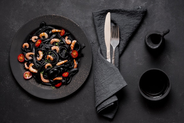 Free photo delicious top view black shrimp pasta with soy sauce