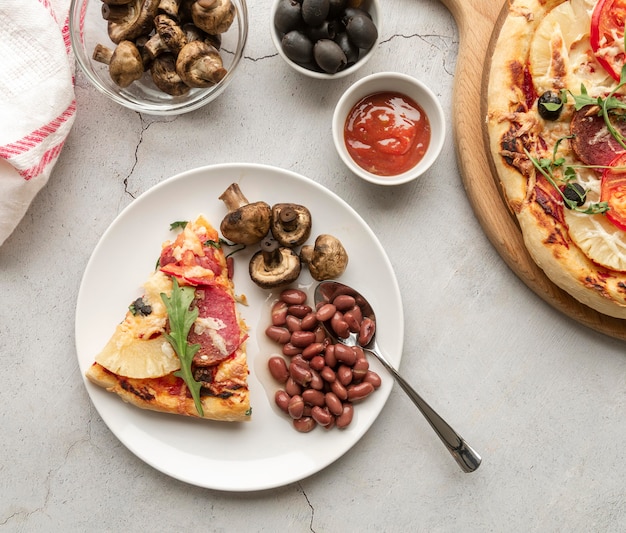 Free photo delicious traditional pizza arrangement