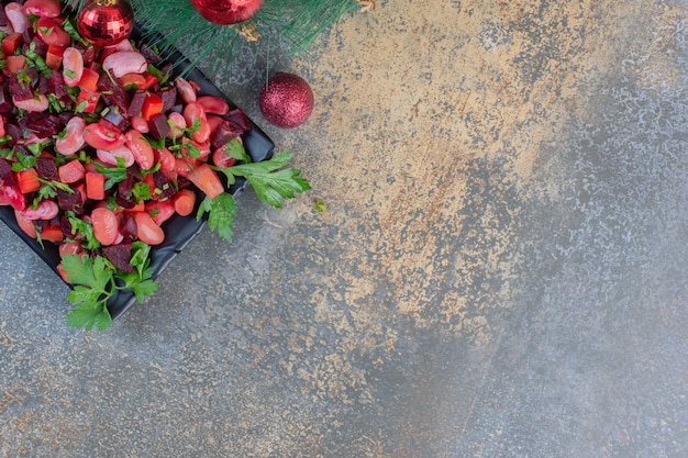 Free photo delicious vinaigrette with christmas balls on a dark background. high quality photo