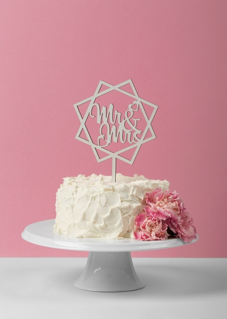 Free Photo delicious wedding cake with flowers