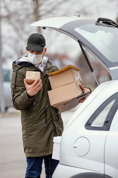 Free photo delivery male with mask and packages