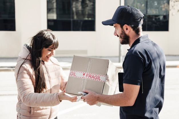 Free Photo delivery man delivering parcel to female customer