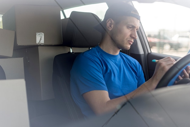 Free photo delivery man driving