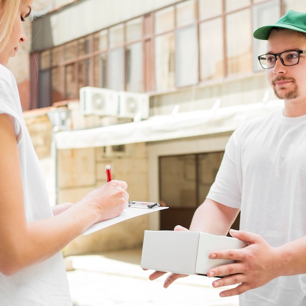 Free Photo delivery man holding small box