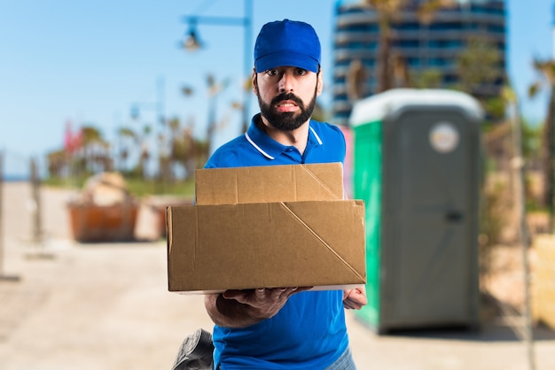 Free photo delivery man running fast