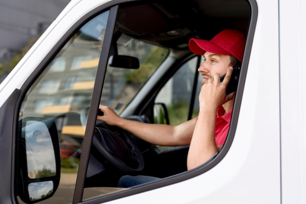 Free photo delivery man talking over phone