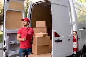 Free photo delivery man with clipboard