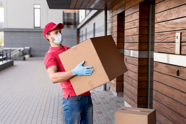 Free photo delivery man with mask and gloves