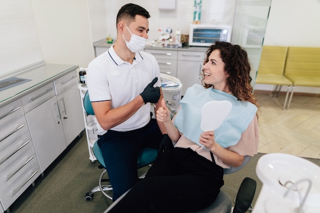 Free photo dentist and patient happy and smiley