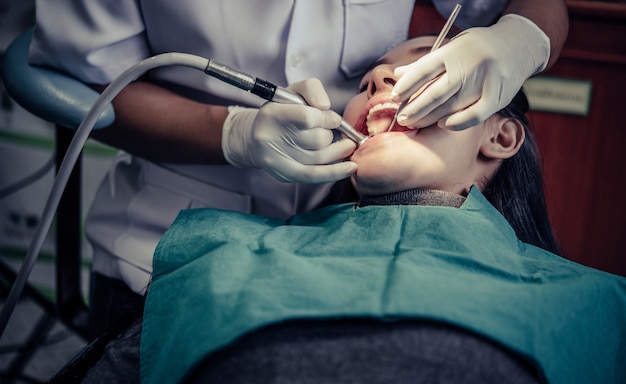 Free photo dentists treat patients' teeth.