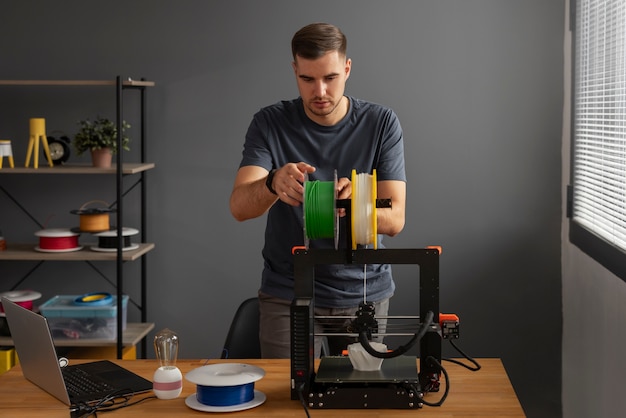 Free Photo designer using a 3d printer