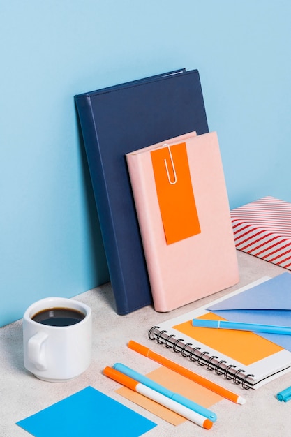 Free photo desk arrangement with coffee cup