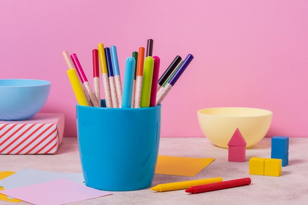 Desk arrangement with pen container