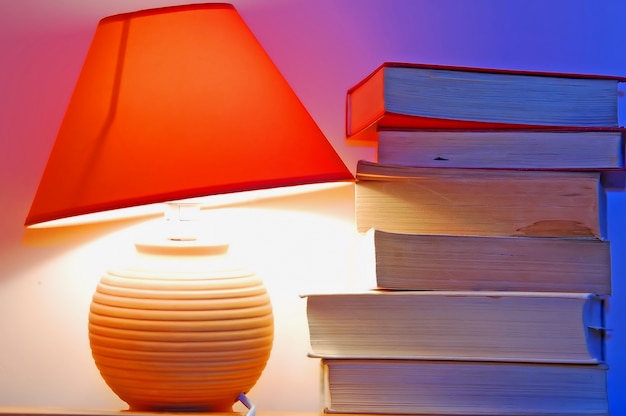 Free Photo desk lamp and books