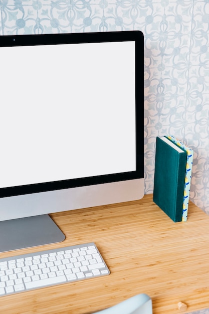 Free photo desktop pc concept on wooden table