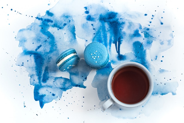 Free photo dessert macaroon on blue watercolor, stylish creative.