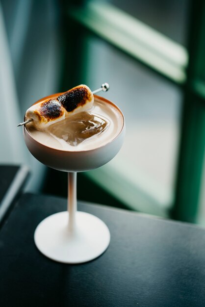 Free photo dessert topped with roasted marshmallow