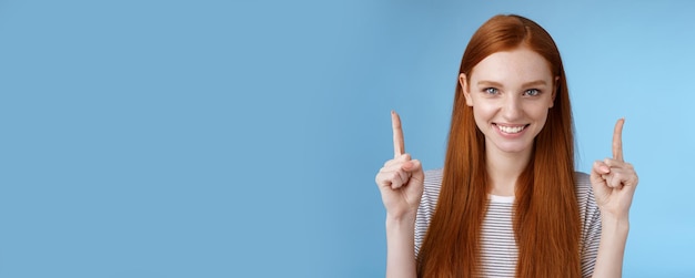 Free photo determined goodlooking redhead female student enter college final decision pointing up index fingers raised confidently smiling white teeth look camera assertive giving recommendation what choose