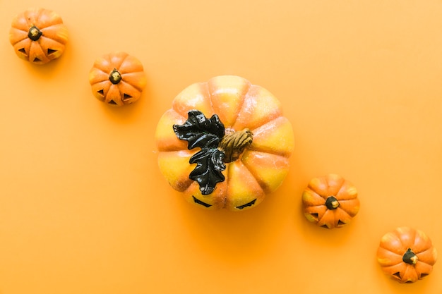 Free photo diagonal halloween decoration with five pumpkins