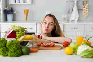 Free photo diet concept with sporty woman in kitchen