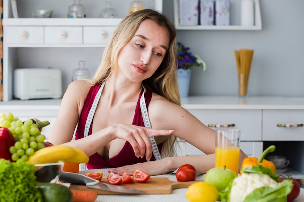 Free photo diet concept with sporty woman in kitchen