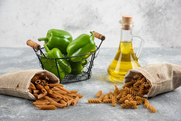 Dietic pastas in baskets with green peppers and olive oil.