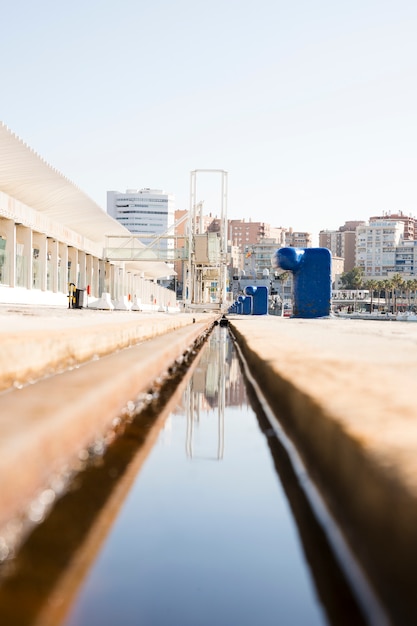 Free photo diminishing perspective of water canal near the dock