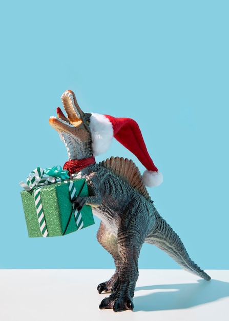 Free photo dinosaur toy holding gift