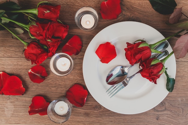 Free photo dish with cutlery and roses