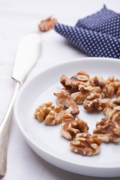 Free Photo dish with shelled walnuts