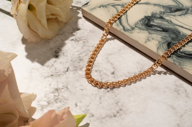 Free photo display of shiny and luxurious golden chain