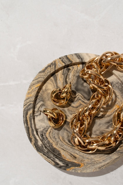 Free photo display of shiny and luxurious golden chain