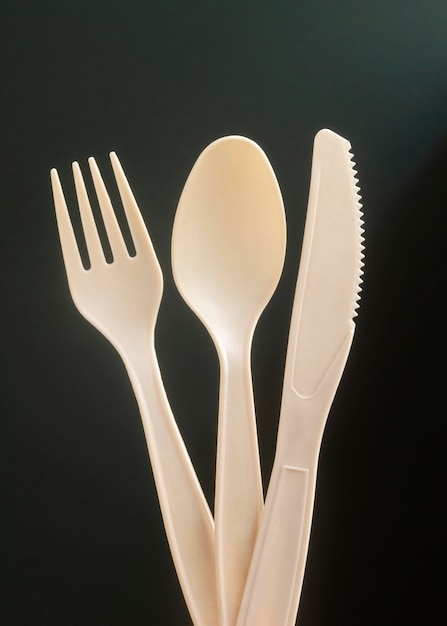 Disposable cutlery arrangement