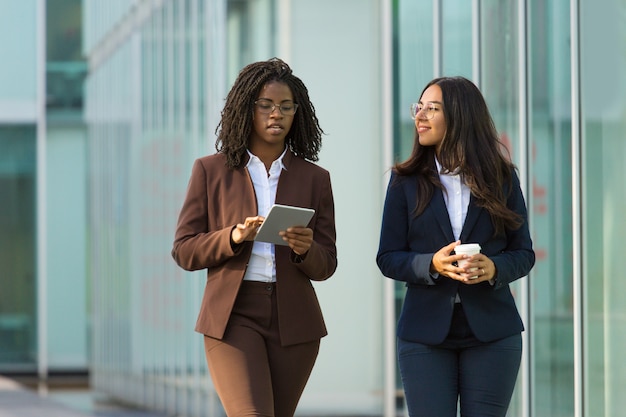 Free photo diverse female business colleagues