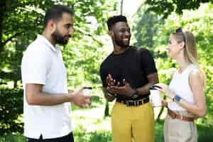 Free photo diverse group of friends talking