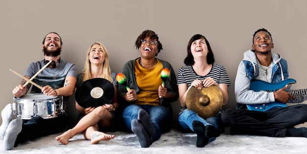 Free Photo diverse people with music instruments