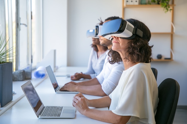 Free photo diverse professionals testing new vr software