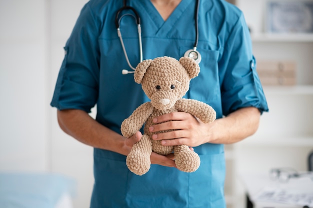 Free photo doctor doing their work in pediatrics office