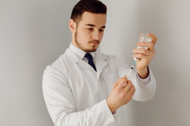 Free photo doctor examines the patient . medicine and health care concept.