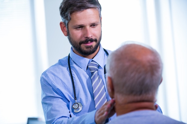 Free photo doctor examining a patient