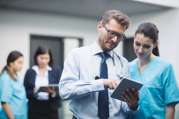 Free photo doctor and nurse discussing over digital tablet